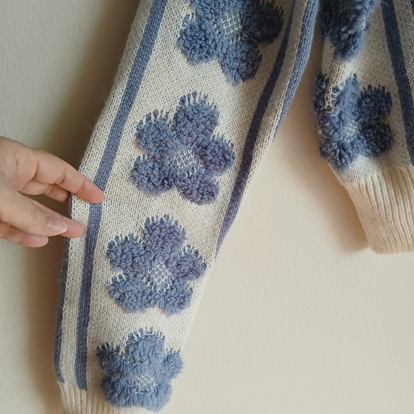 Forever 21 Sweater Size Small 3 Button Blue Cream Cropped - Picture 8 of 13